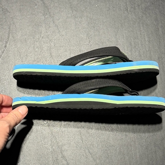 Girls Size 4 Reef Black and Blue Flip Flops - Picture 3 of 4